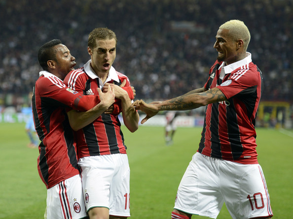 In questa foto d'annata Robinho e Boateng tengono fermo un infuriato Flamini. Materazzi gli ha appena detto che non intende iniziare a fare la differenziata e che Montolivo e l'unico "km zero" che gli piace