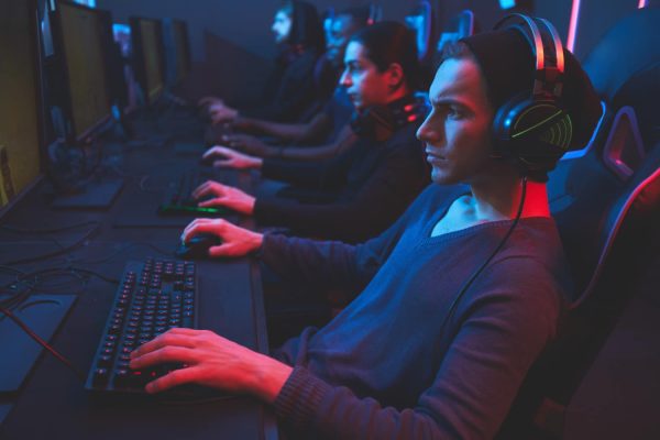 esports-player-concentrated-game
