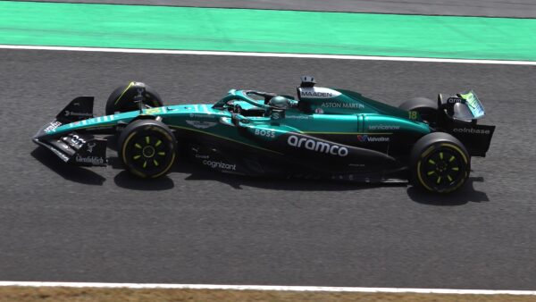 我應該支付多少錢才能在 F1 賽車上貼上我的公司標誌？