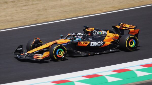 我應該支付多少錢才能在 F1 賽車上貼上我的公司標誌？