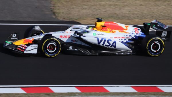 我應該支付多少錢才能在 F1 賽車上貼上我的公司標誌？